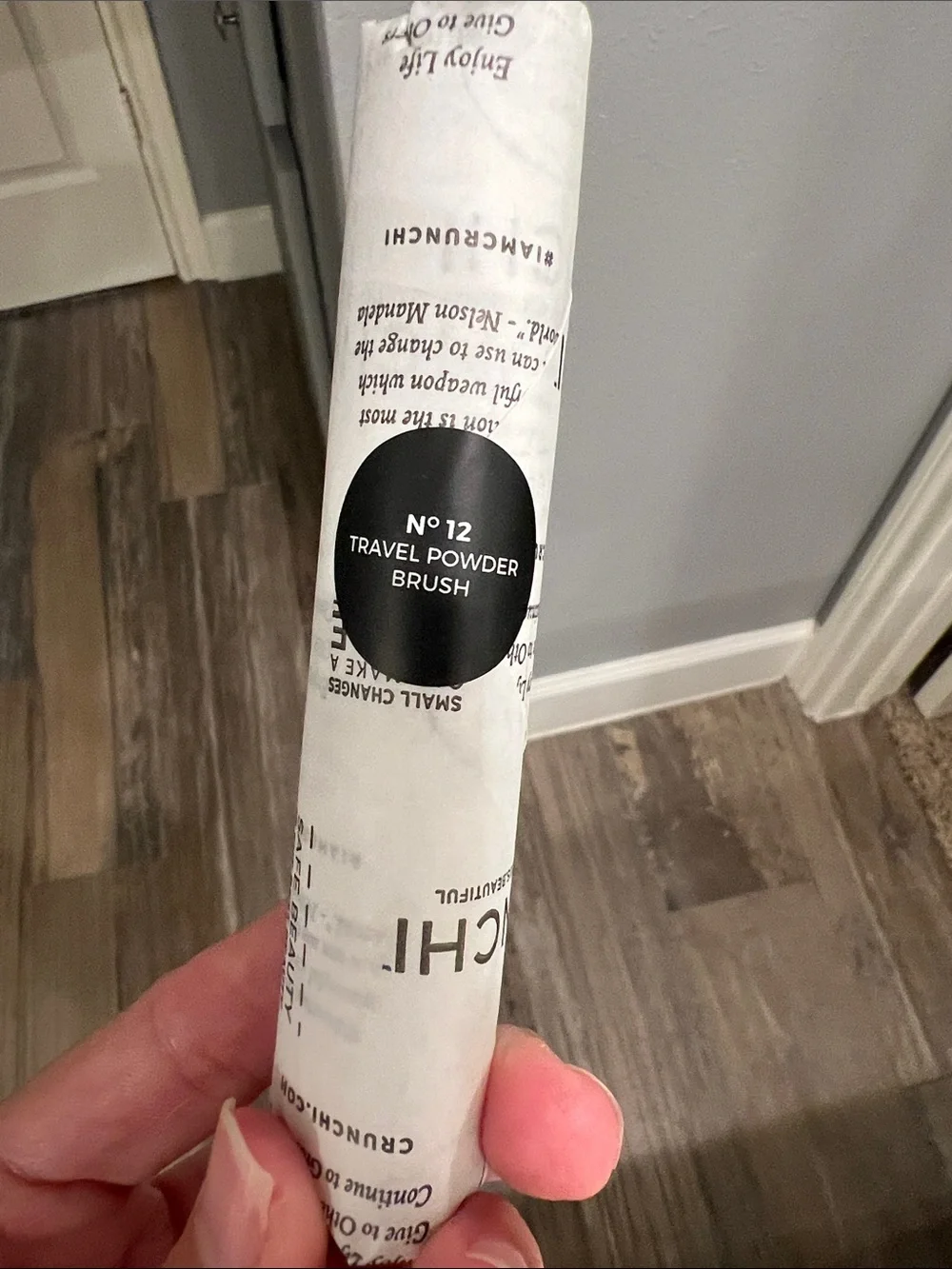 CRUNCHI #12  TRAVEL POWDER BRUSH